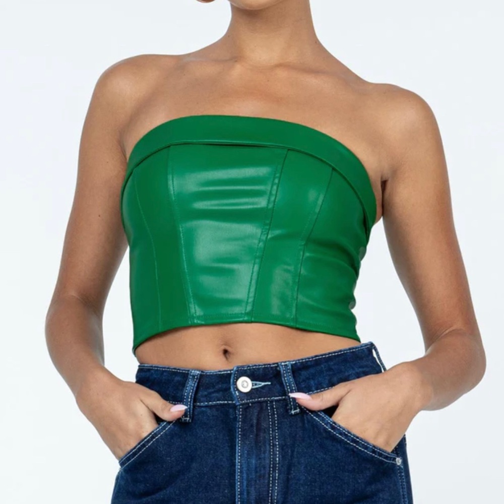 Strapless/Slim fitting/PETA-Approved Vegan/Faux leather/Inner silicone strip